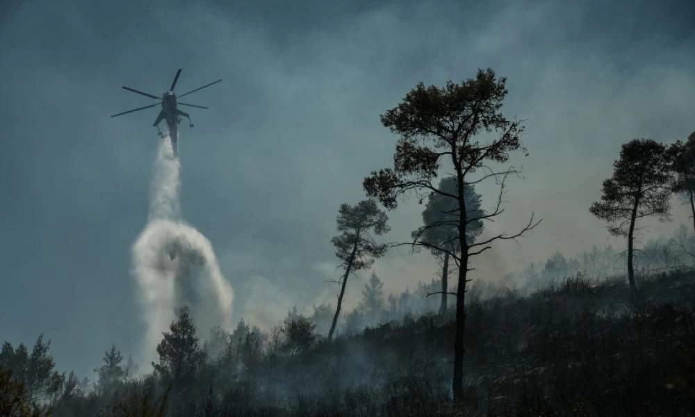 Νέα Μάκρη: Ενισχύονται οι πυροσβεστικές δυνάμεις - Που έχει διακοπεί η κυκλοφορία